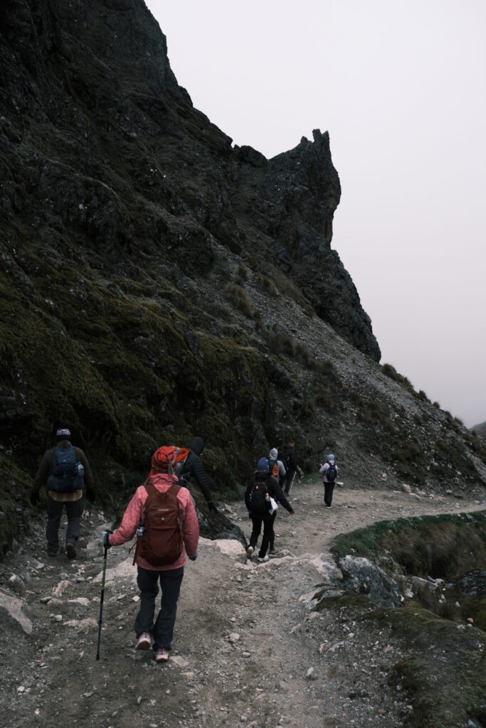 森林限界越えの登山道を下っていきます。