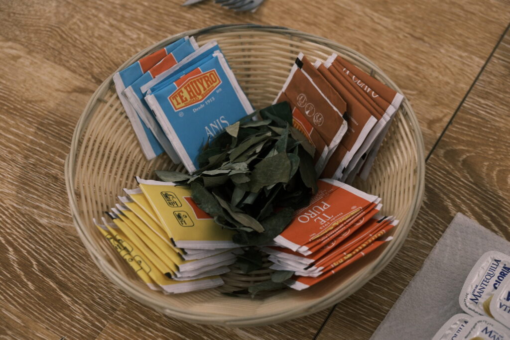 八角や紅茶、コカの葉などでセルフでお茶を入れる形式。コーヒーもありました。