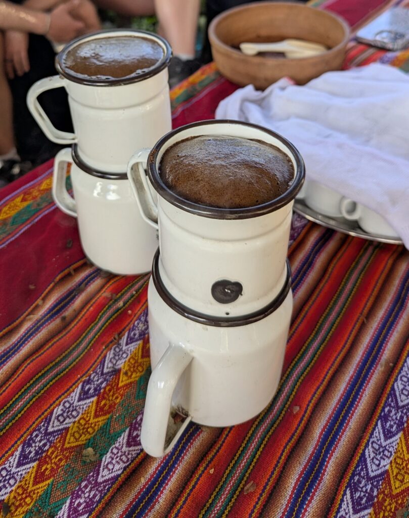 出来立てコーヒー。泡が出すぎて全然お湯が落ちていかない。
