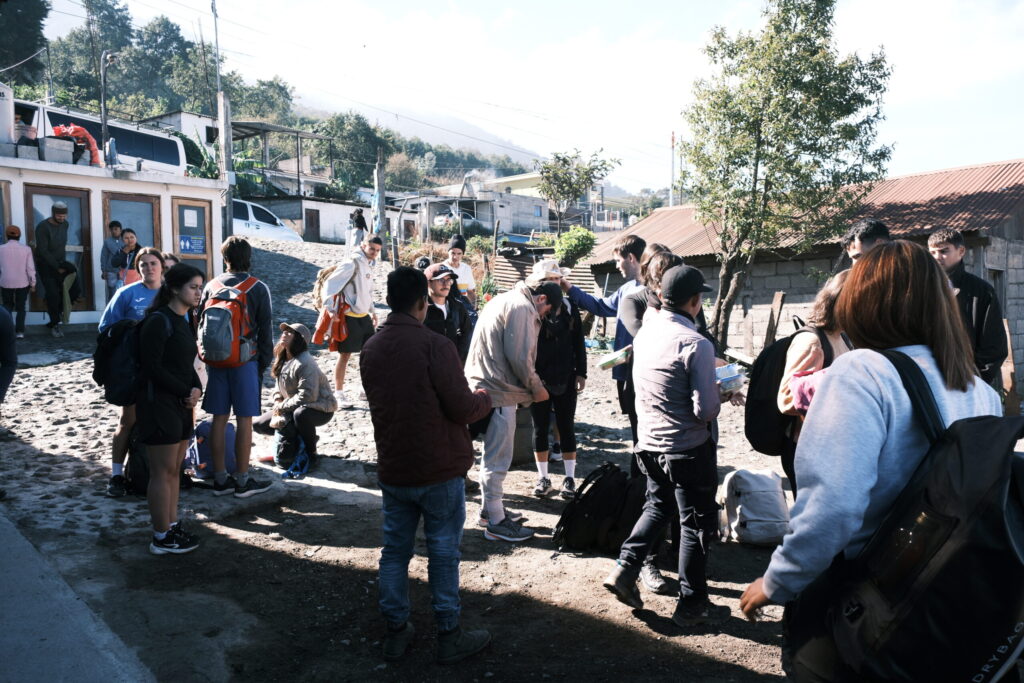 登山口。トイレや支払いなどを済ませ準備します。