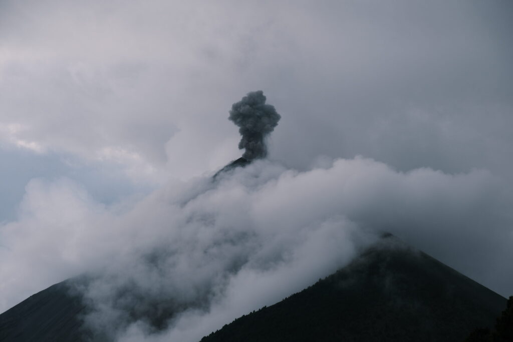 フエゴ山の噴火。霧が厚く立ち込めている。