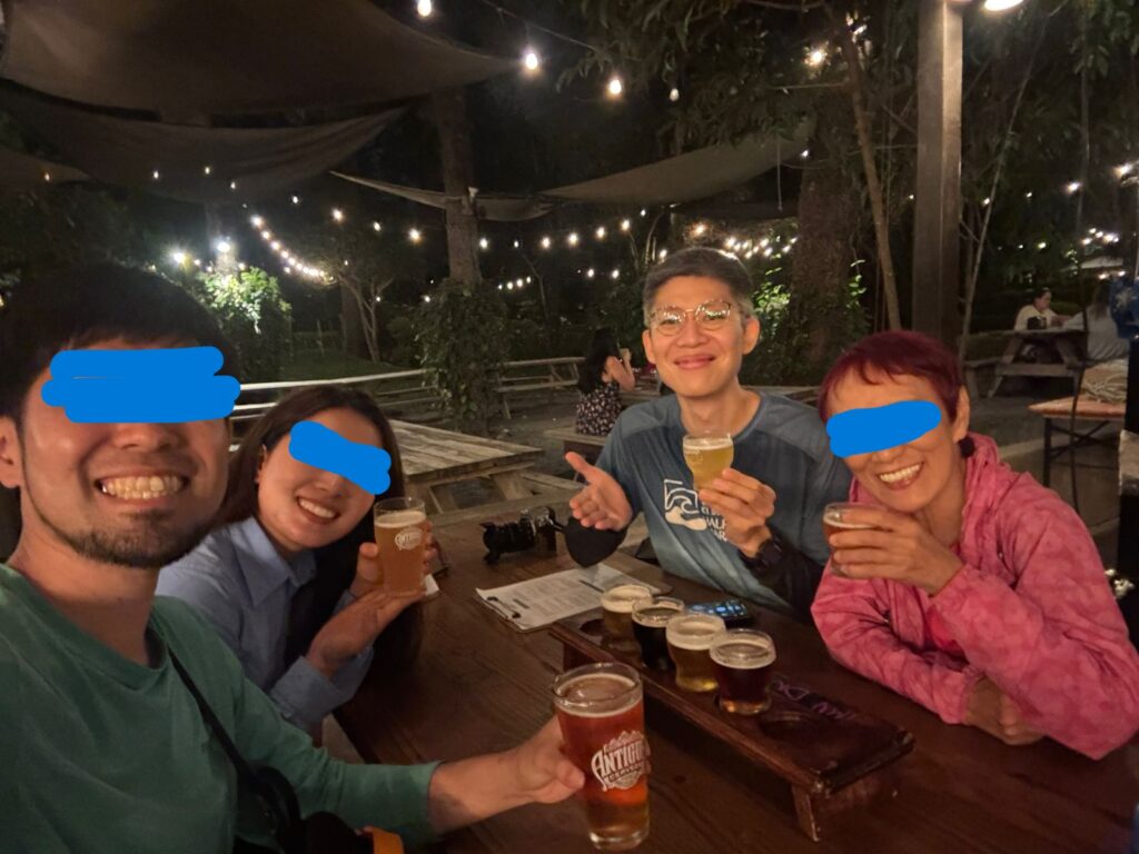 クラフトビール屋のテラス席。