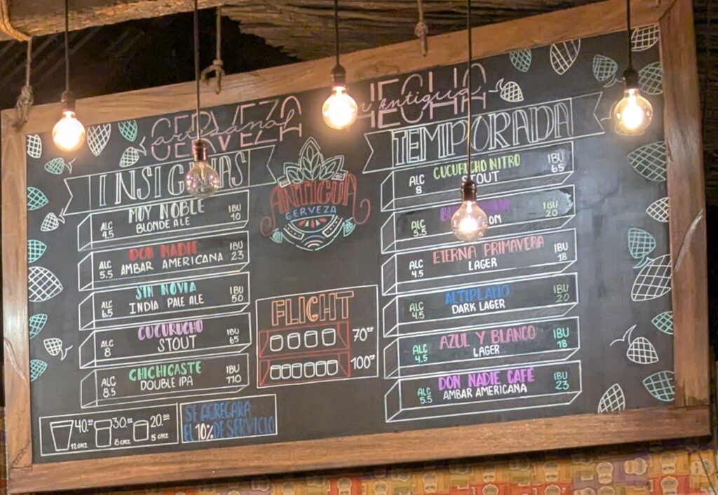 クラフトビールメニュー。わざわざチョークで書いていてとてもおしゃれ。