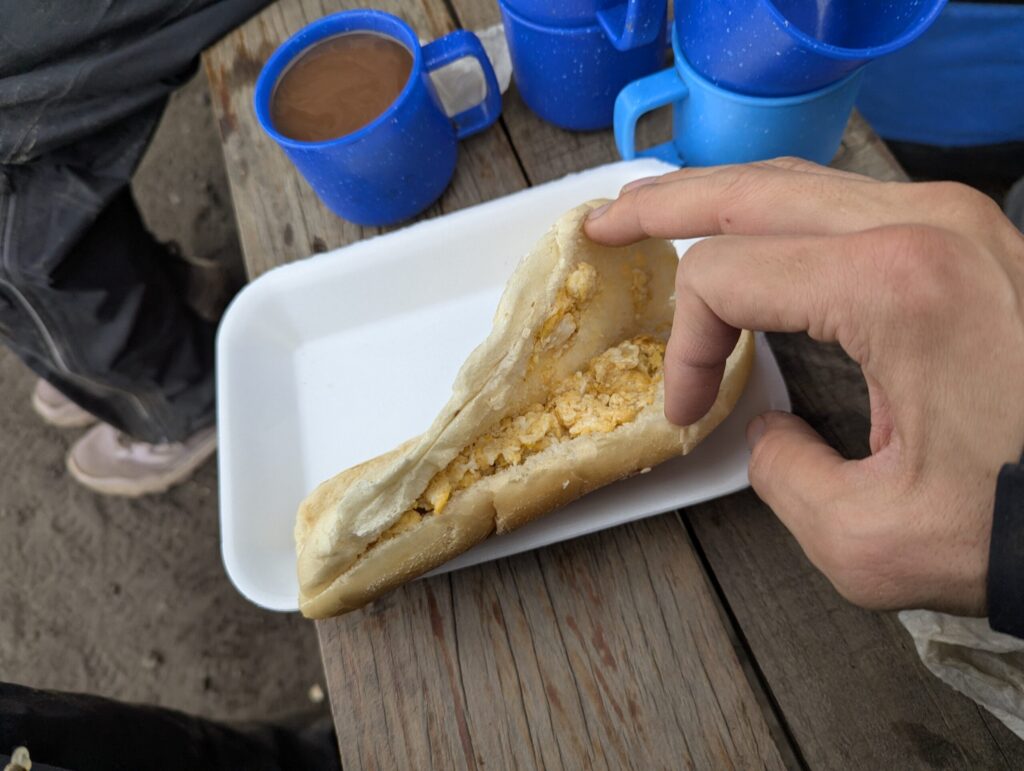 朝ごはんの卵サンドとチョコラテ