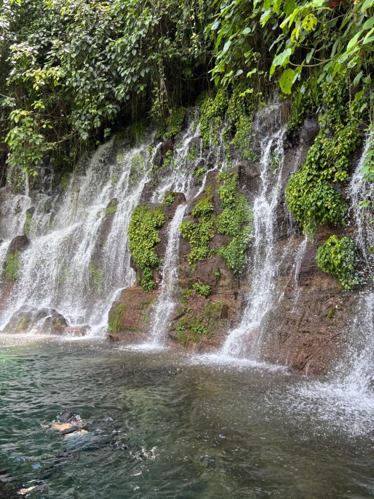エルサルバドルのフアユア「7つの滝(Siete Cascadas)」ツアーで訪れる自然水でできたプール