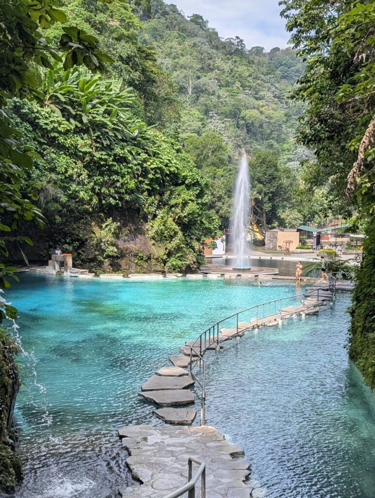 エルサルバドルのロス・チョロス自然公園(Parque Natural Los Chorros)にある緑に囲まれた天然湧き水プール