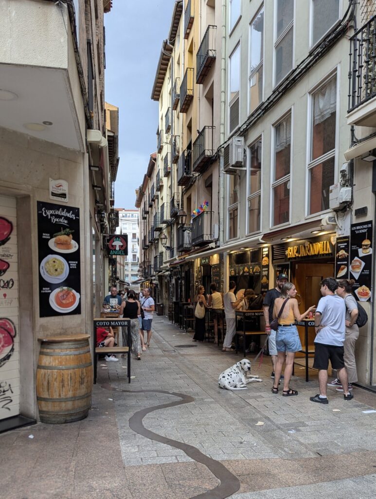 夕方の賑わい始めるログローニョの名物バル街「ローレル通り（Calle del Laurel）」の街並み