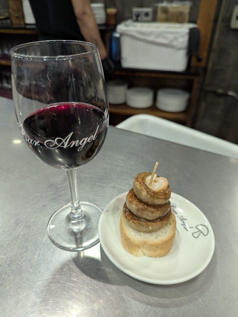 Bar Ángel（バル・アンヘル）のマッシュルームピンチョスとリオハの赤ワイン（クリアンサ）