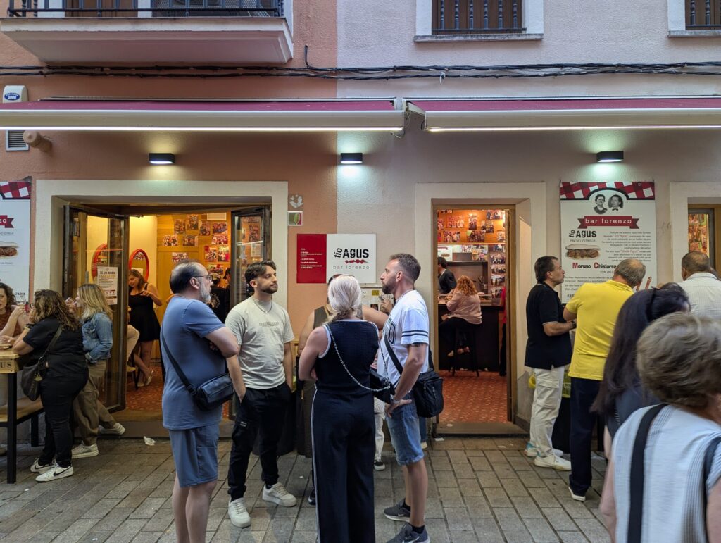 豚肉料理が名物のバル Bar Lorenzo "Tío Agus" の店舗外観と看板