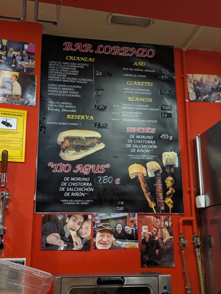 Bar Lorenzo "Tío Agus" の店頭メニュー看板（Tío AgusやPinchitoの価格表）