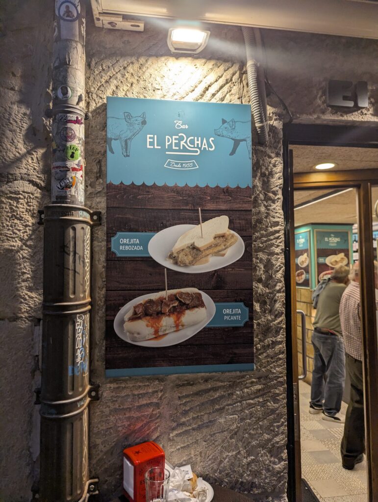 Bar El Perchas（エル・ペルチャス）名物のカリッと焼いた豚の耳（Orejita）のピンチョス