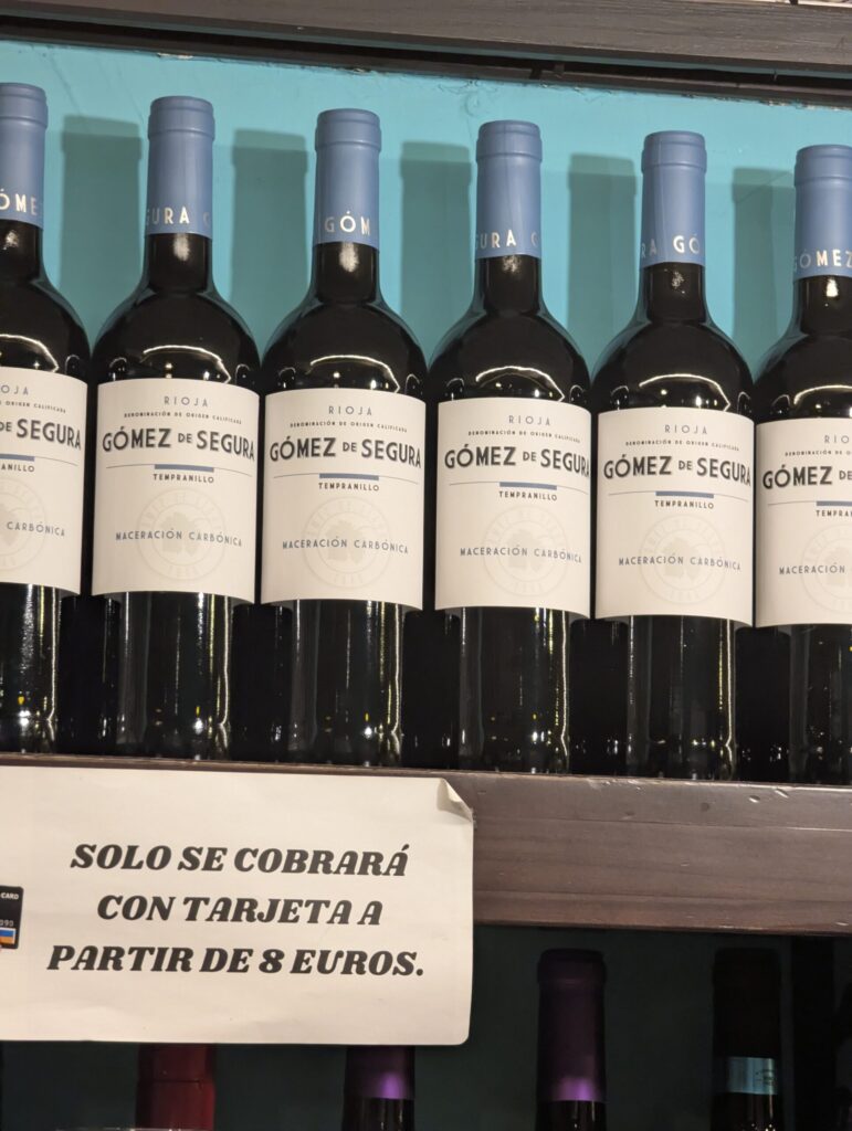 Bar El Perchas（エル・ペルチャス）で提供されたリオハの赤ワイン（Gómez de Segura）のボトル