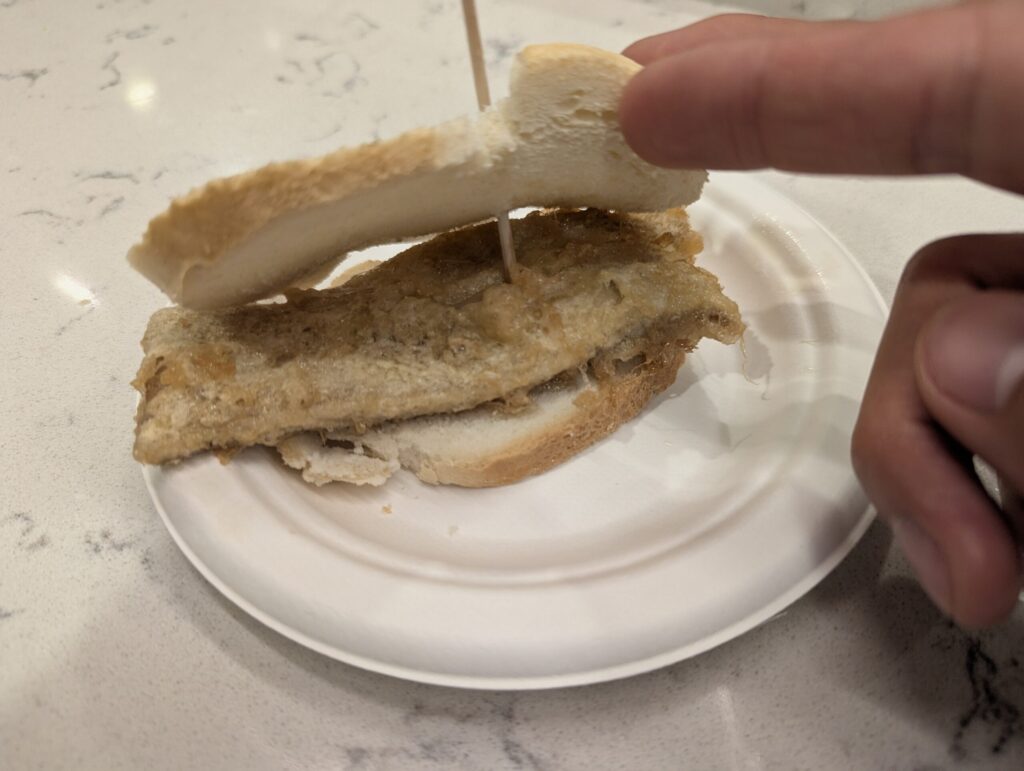 Bar El Perchas（エル・ペルチャス）の豚の耳ピンチョスの側面（香ばしく焼き上げられた厚みのある肉）