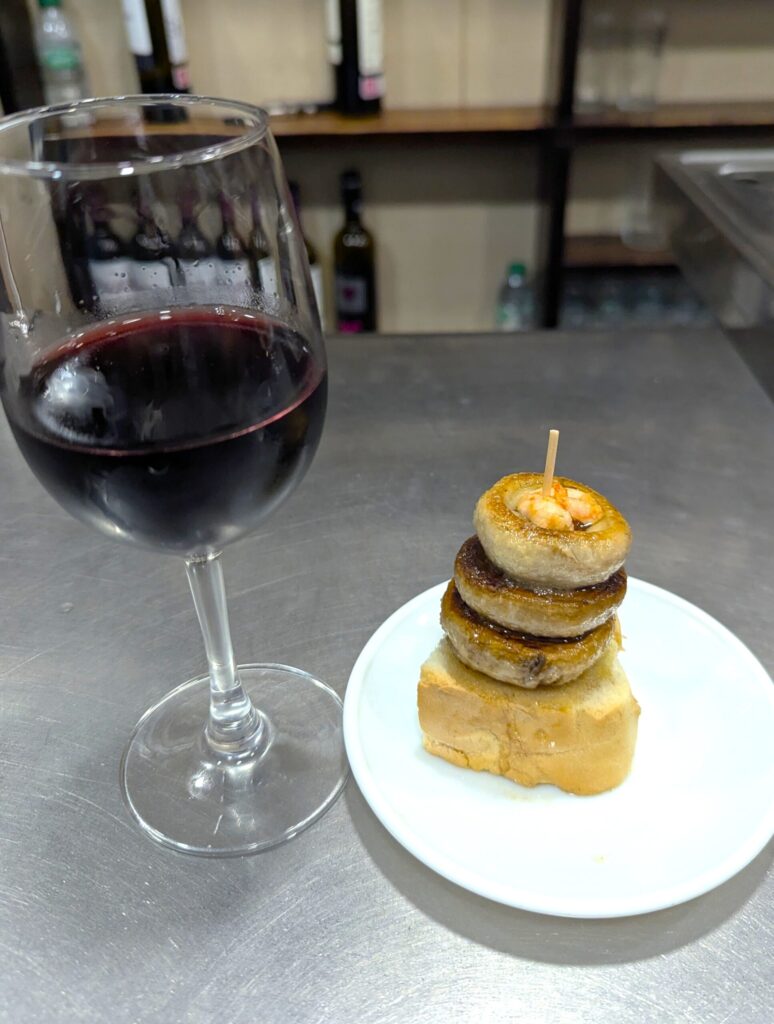 Bar Soriano（バル・ソリアーノ）名物の鉄板焼きマッシュルームとエビのピンチョス