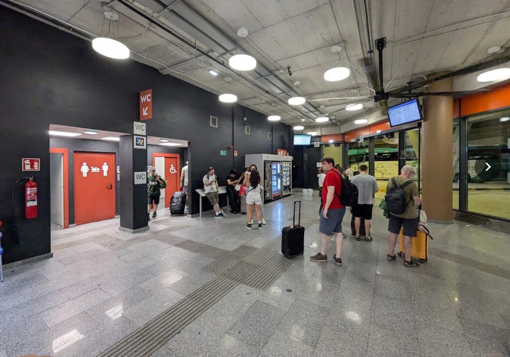 サン・セバスチャンの長距離バスターミナル（Estación de Autobuses Donostia）の地下の様子