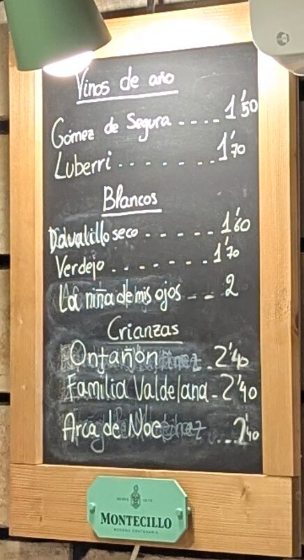 Bar El Perchas（エル・ペルチャス）の店内の雰囲気と壁に掛けられたメニュー看板