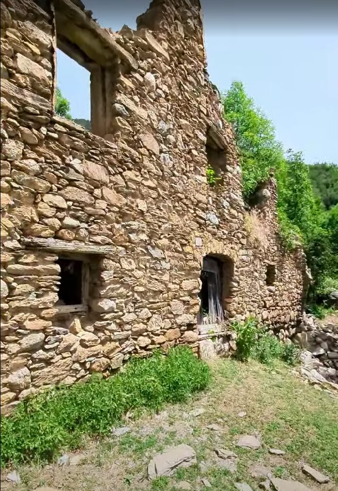サライス村の放棄された建物の壁