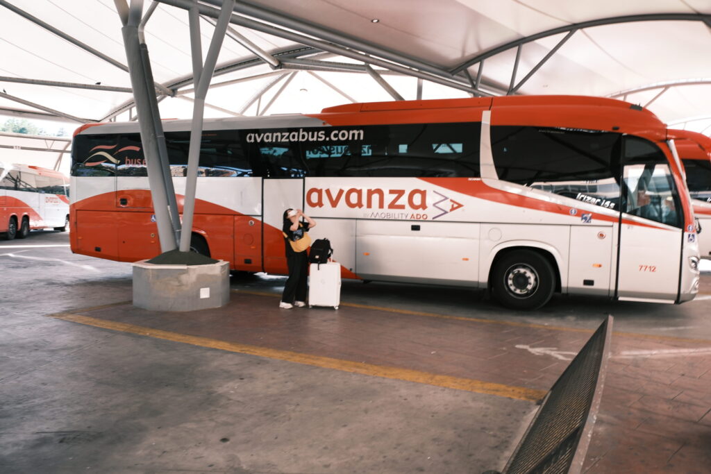 セゴビアのバスターミナルに到着した赤色のAvanza高速バス車両
