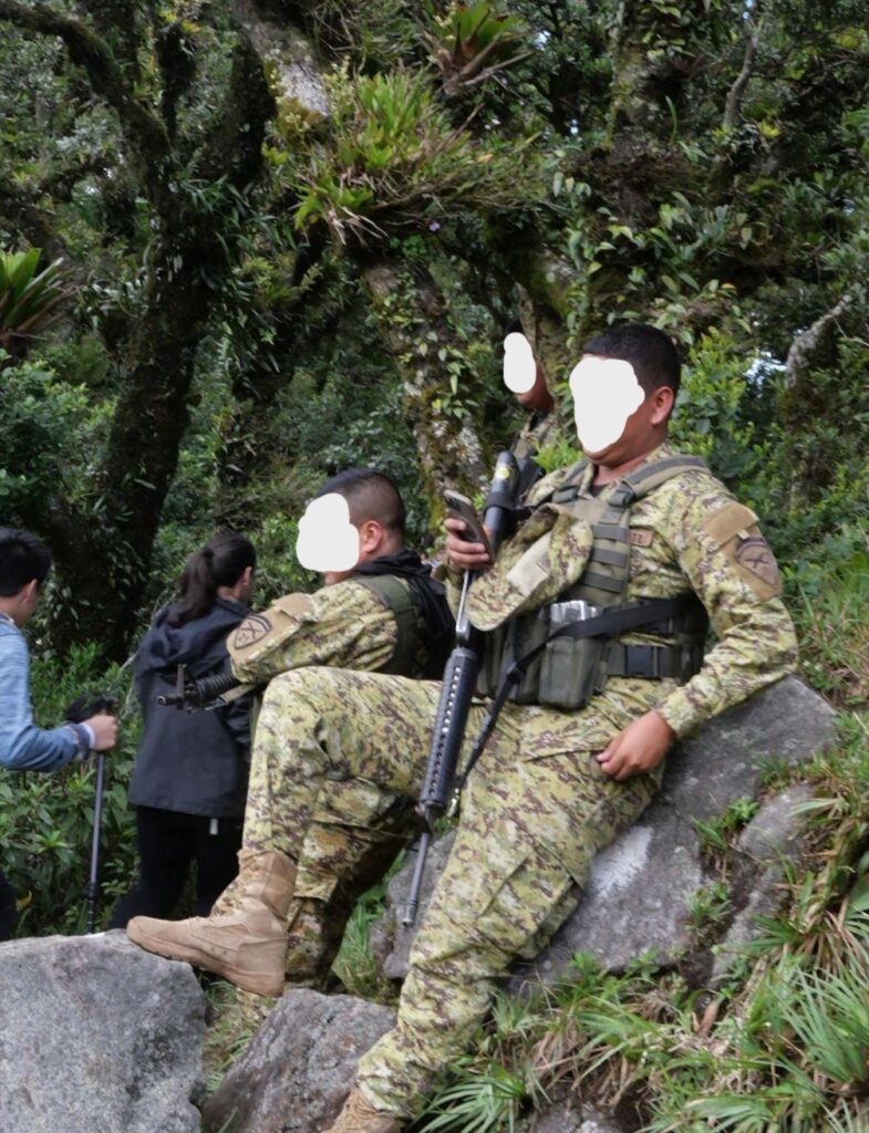 山中で治安維持や境界警戒を行うエルサルバドルの軍人たち