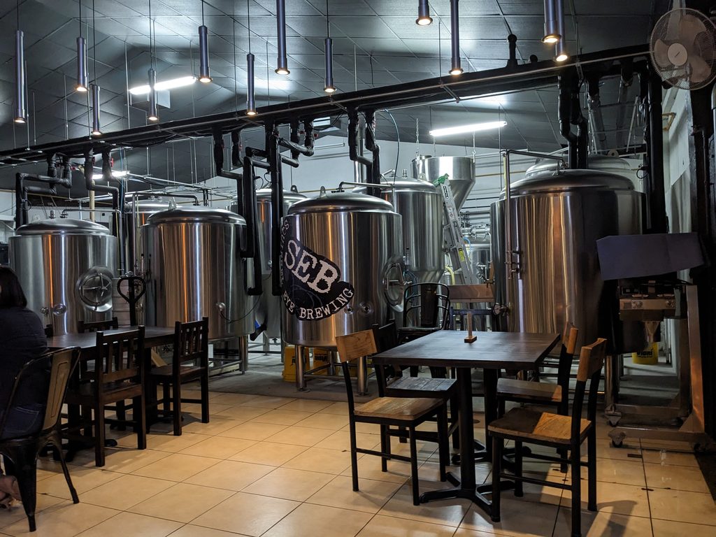 エルサルバドルのクラフトビールバーSEB Brewing Co.の店内とビール醸造タンク