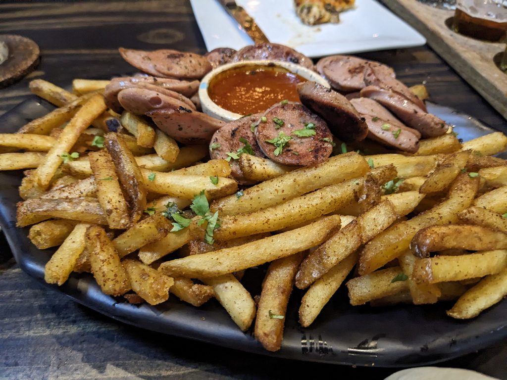 エルサルバドルのビールバーSEB Brewing Co.のおすすめフードメニューフライドポテトとウインナー