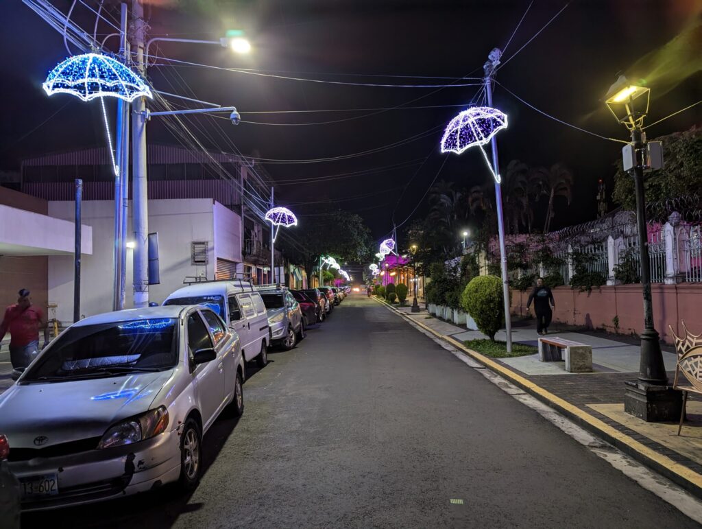 夜間も明るくにぎわうサンタテクラ市の観光地パセオ・エル・カルメン