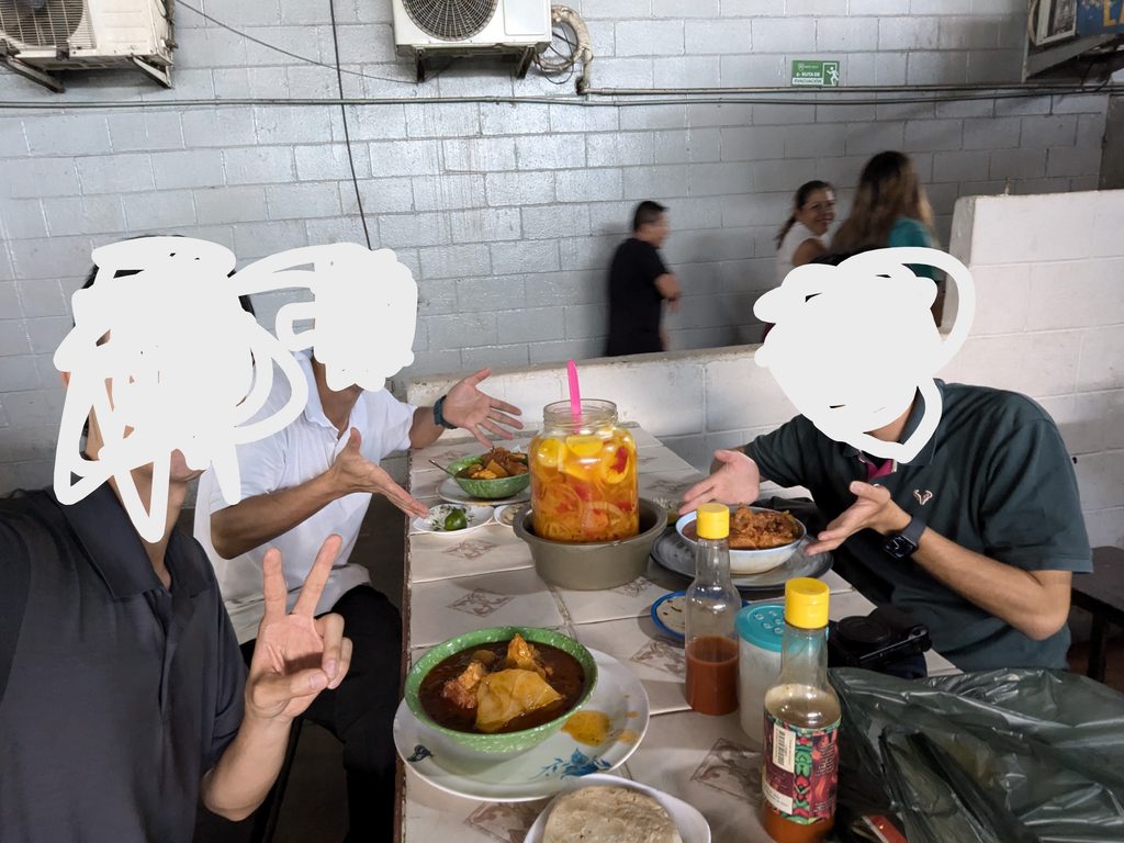 タイル地の机が特徴的なサンタテクラ市場内の食堂で味わうソパ・デ・パタ