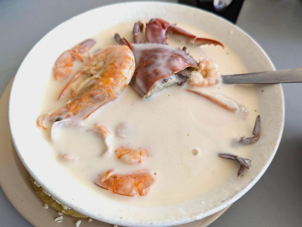 エルサルバドルのNeto's Restauranteの1/2サイズのマリスカーダ(クリームタイプ)