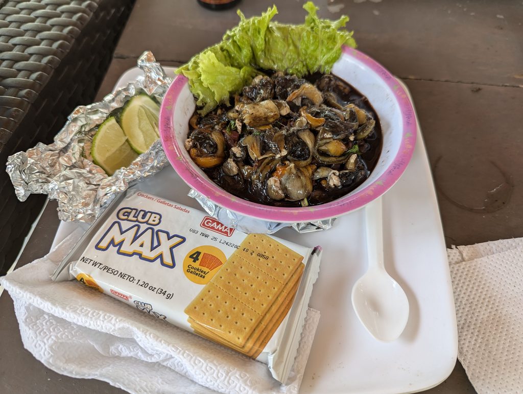 黒い体液とともにレモンを絞って食べる生貝料理「コンチャ(コクテル)」