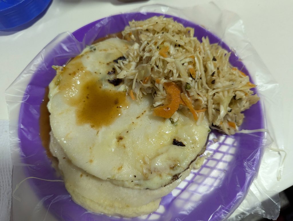 焼きたてのププサ(チーズや具材がはみ出ている様子)