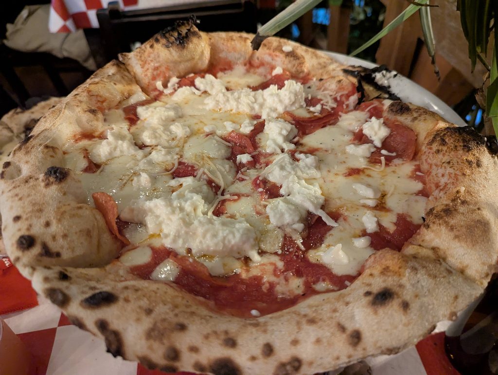 エルサルバドルのLa Clásica Pizzaで提供される焼きたてナポリ風ピザ