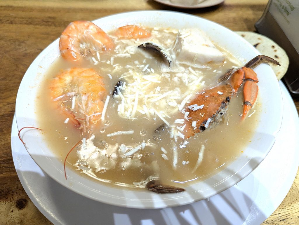 Cocteles Silviaで提供される具だくさんの魚介スープ(マリスカーダ)