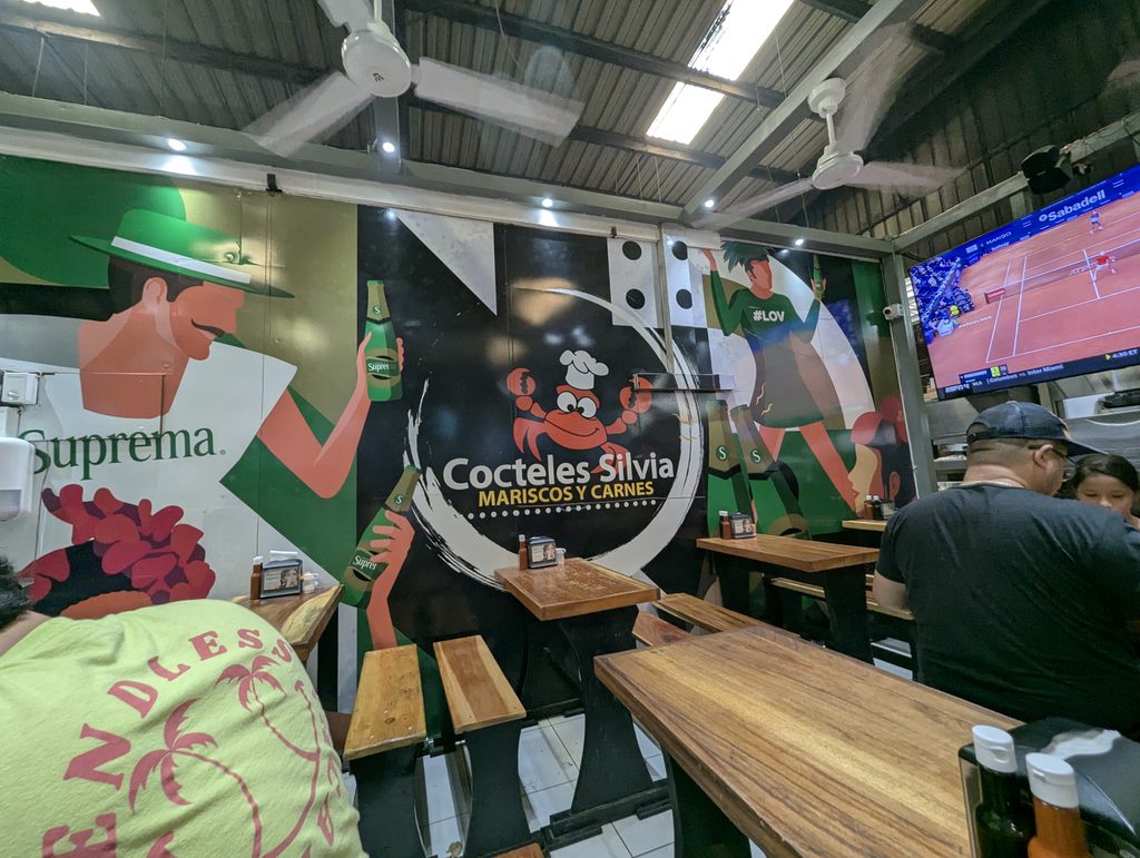 アンティグオ・クスカトラン市場の食堂(Cocteles Silvia)の店内・席の様子
