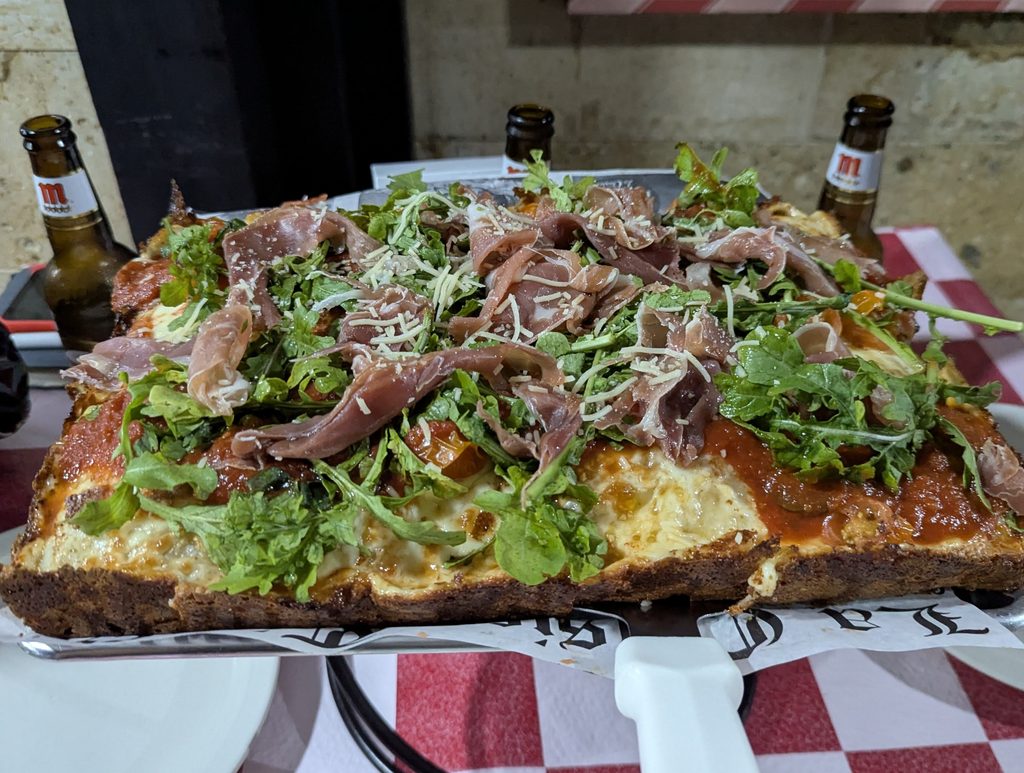 エルサルバドル・サンサルバドルで人気のLa Clásica Pizzaのロマーナ生地ピザ