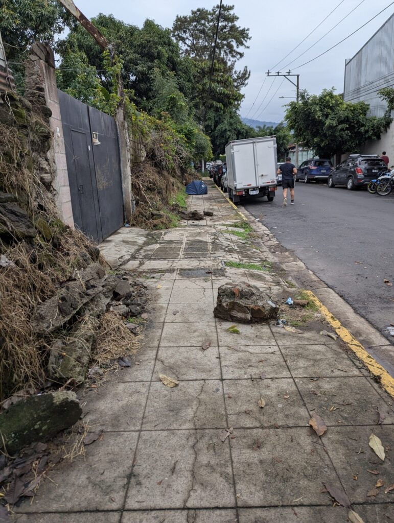 エルサルバドルの歩道に転がっている崩れたコンクリート壁