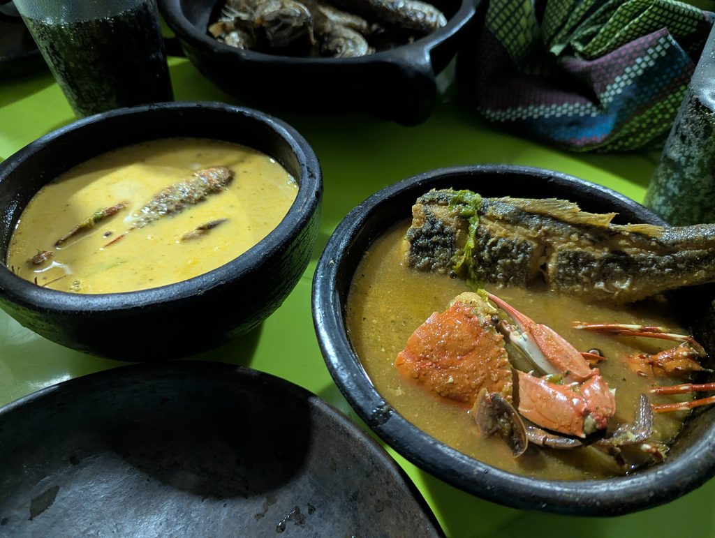 エルサルバドルの郷土料理でエビや貝など魚介がたっぷり入った濃厚なマリスカーダ(魚介スープ)