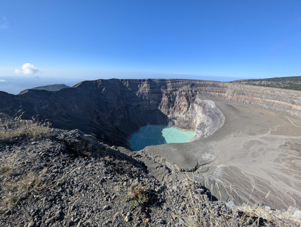 外輪山トレイルから見下ろすサンタアナ火山の神秘的なエメラルドグリーンカルデラ湖