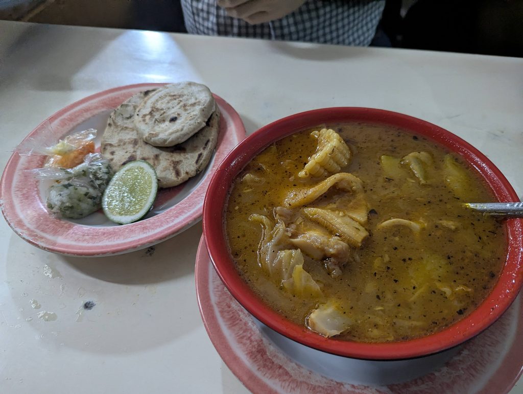 サンタテクラ市場の食堂で出される具だくさんなソパ・デ・パタ
