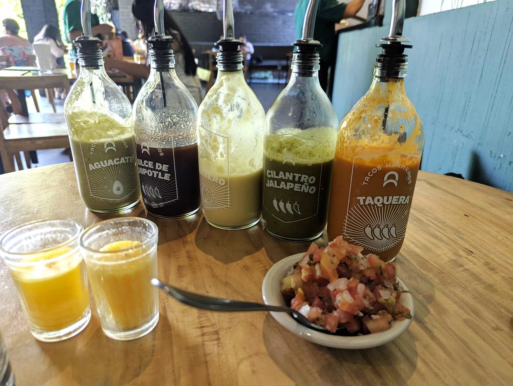 エルサルバドルのTacos Hermanosで提供される5種類の特製ソースとチモル