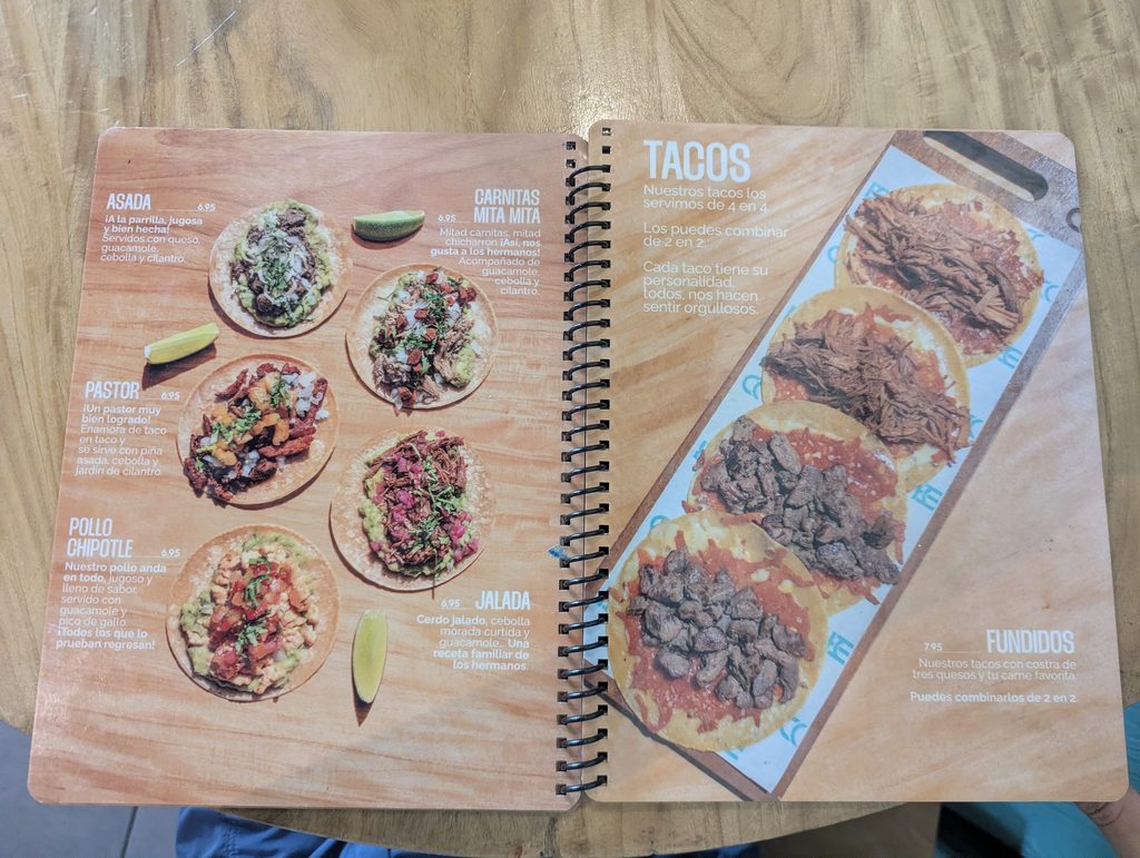 エルサルバドルの本格タコス専門店Tacos Hermanosのメニュー表