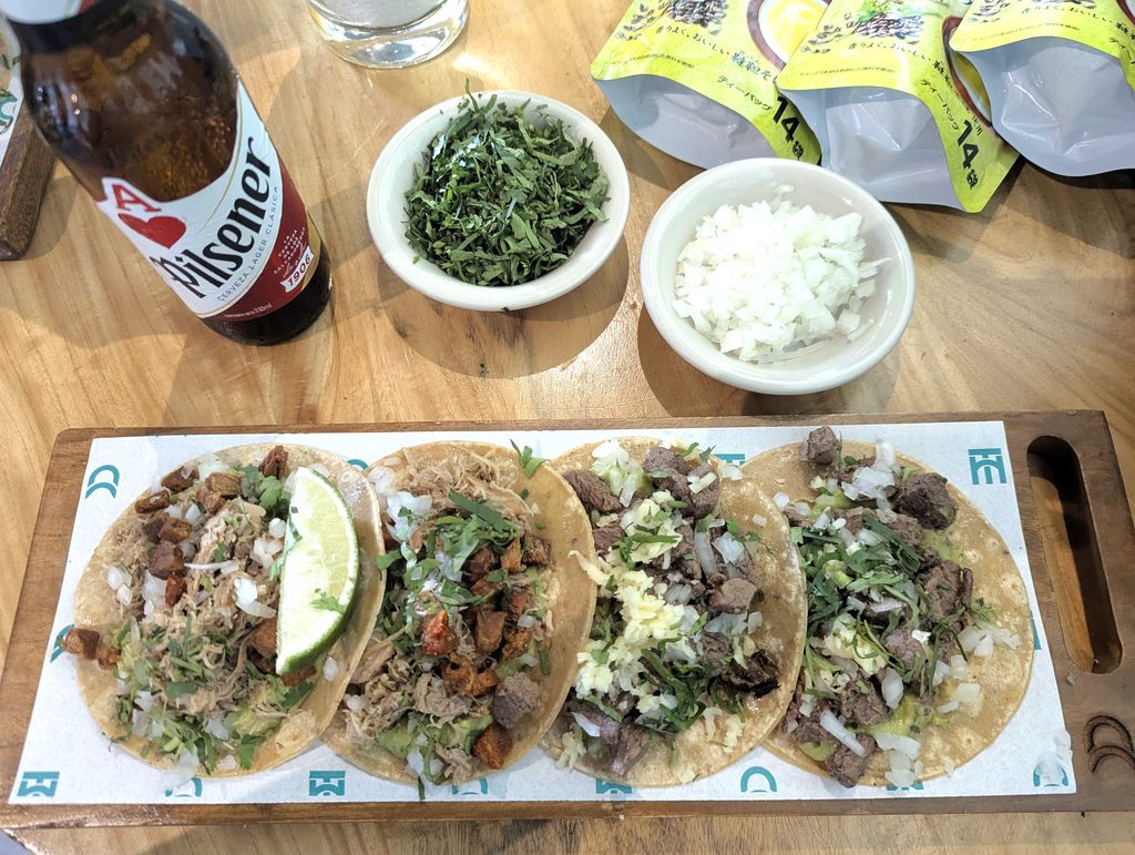 エルサルバドルでおすすめのタコス店Tacos Hermanosの牛肉と豚肉のカルニータスタコス