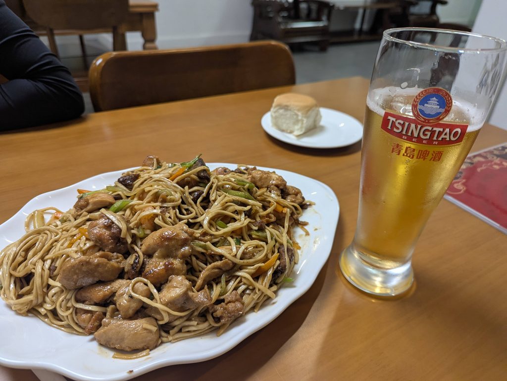 エルサルバドルのサンベニートにある中華料理店で味わうチャオミンとエルサルバドルビール
