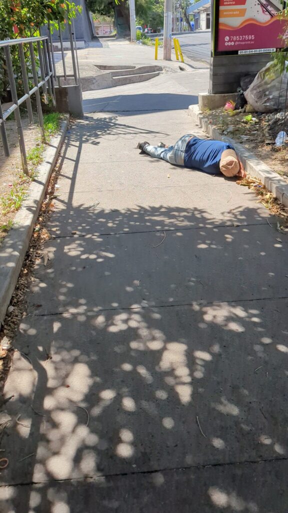 エルサルバドルの歩道で泥酔して寝転んでいる人