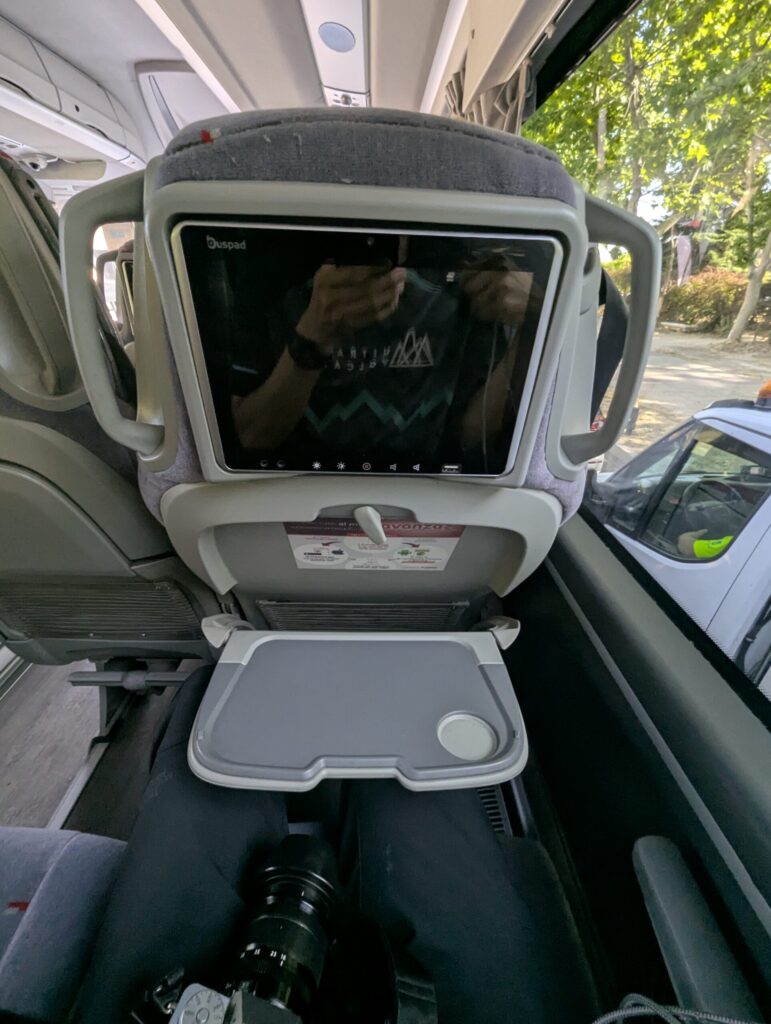 モニターとエアコンが備わったAvanza高速バスの快適な車内シート