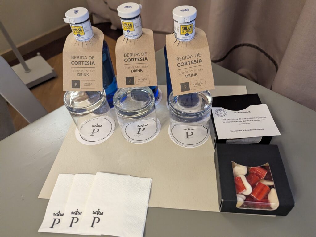 ジュニアスイートの部屋で提供される無料の水と、崛起やグミなど
