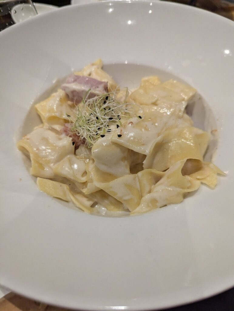 前菜のイベリコ豚パンチェッタのクリームソース炒めパスタ