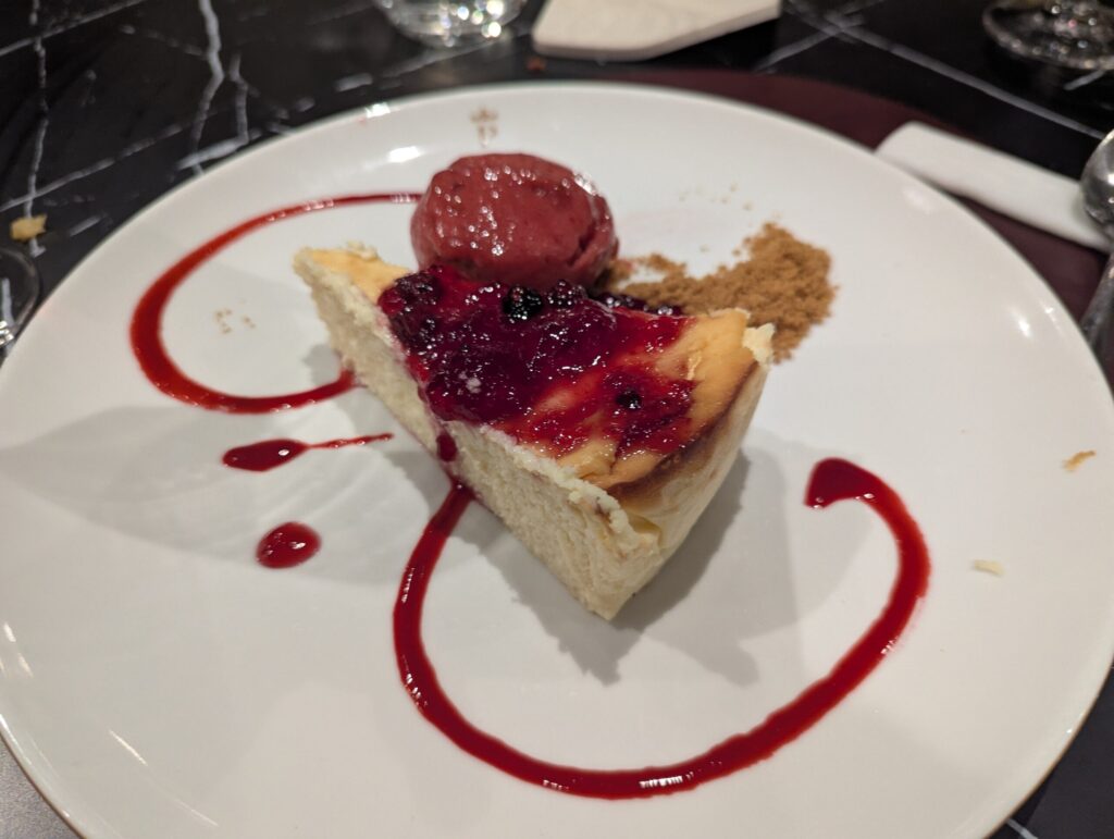 ベリーアイス添えの濃厚チーズケーキとデザートプレート