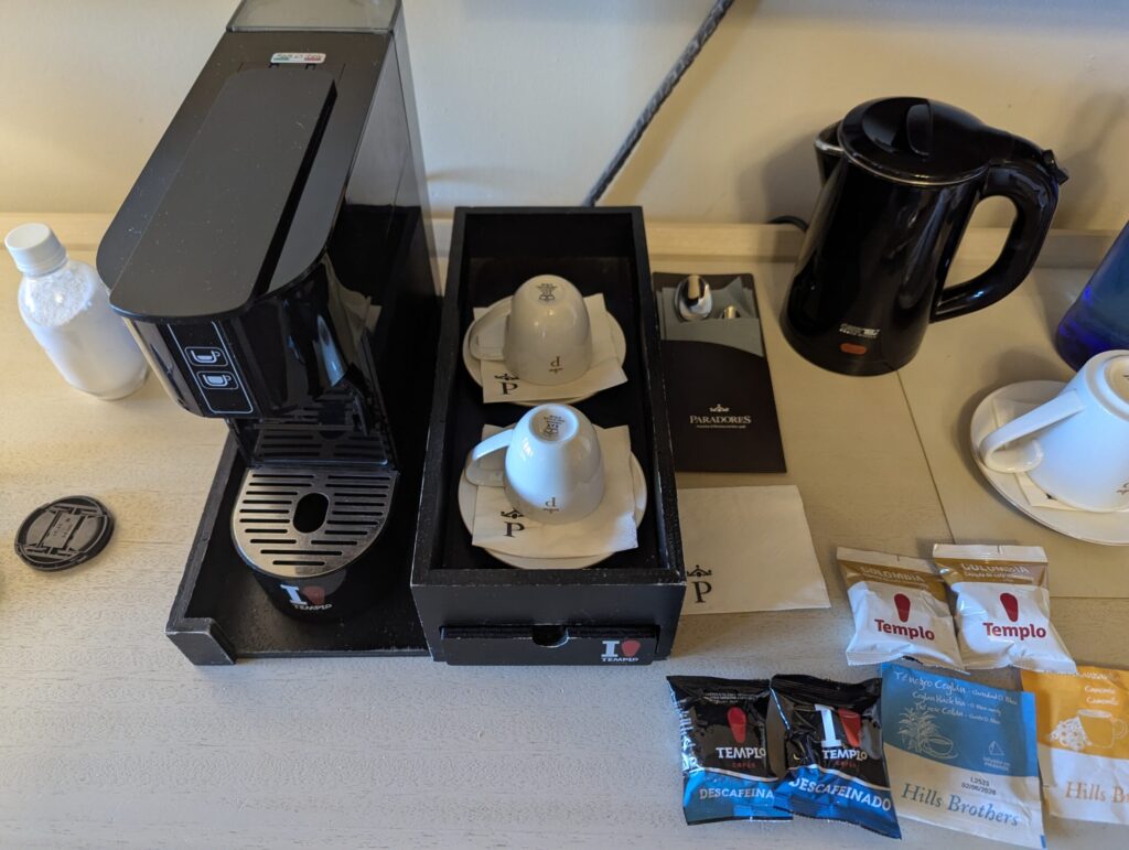 パラドールのジュニアスイートの部屋にあるコーヒーマシンやポットや紅茶