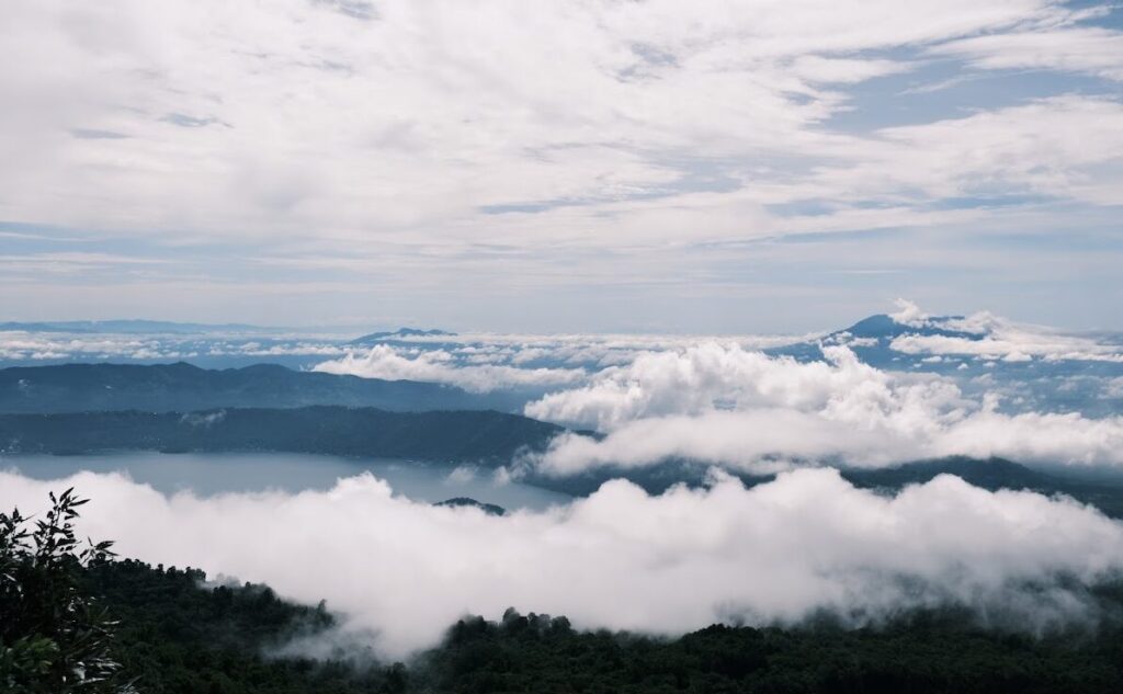 サンタアナ火山登山道から望む美しいコアテペケ湖の絶景