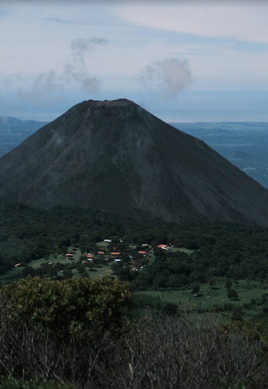 太平洋を背景に美しい円錐形を見せる活火山イサルコ山のパノラマ眺望